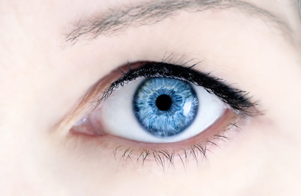 Vista ravvicinata dell'occhio sinistro azzurro di una donna con la pelle molto chiara
