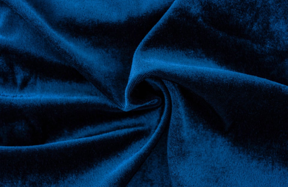 Dettaglio su un pezzo di tessuto di velluto blu