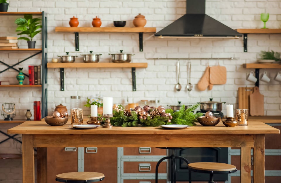 Cucina in stile rustrial, con mobili rustici ed elementi industrial come la cappa da cucina, le staffe delle mensole e gli sgabelli