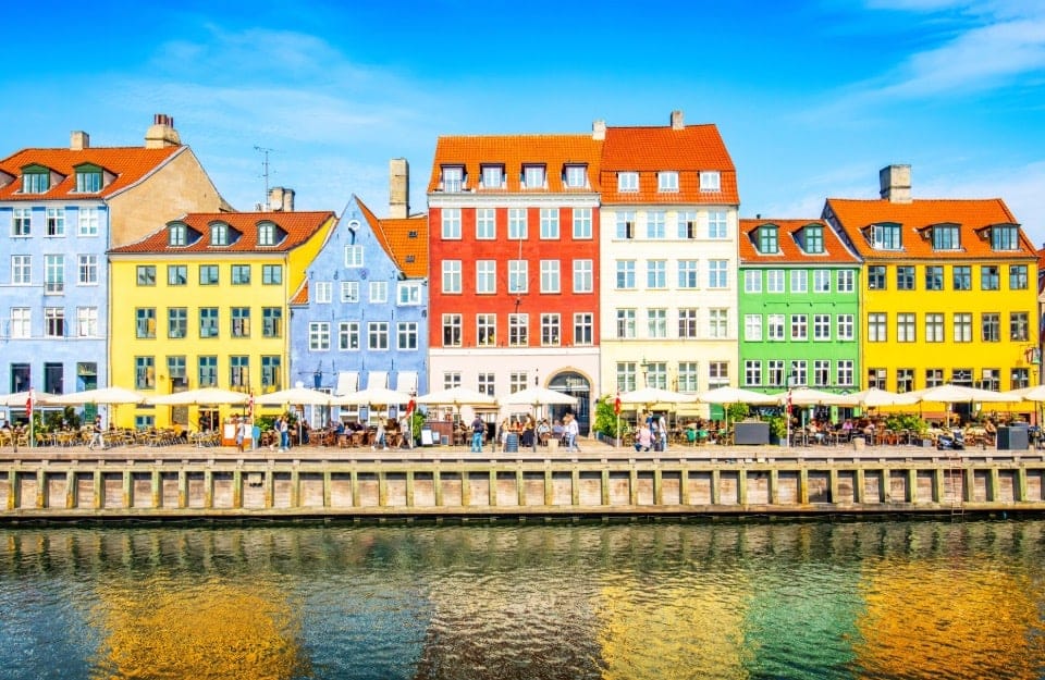 Vista sulla case colorate del quartiere Nyhavn di Copenhagen in una giornata assolata