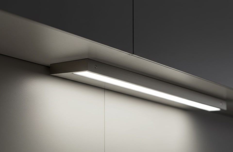 Illuminazione LED su parete grigio piombo.