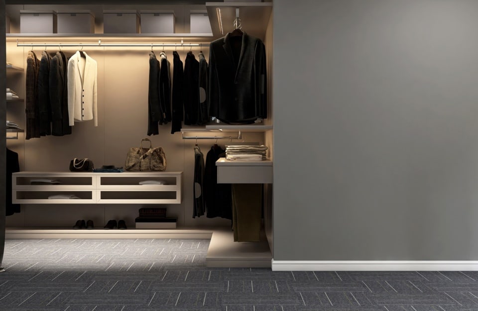 Cabina armadio elegante con pareti grigio piombo.