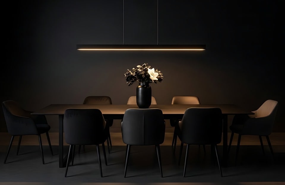 Sala da pranzo con pareti scure e arredi in legno scuro, mood contemporaneo