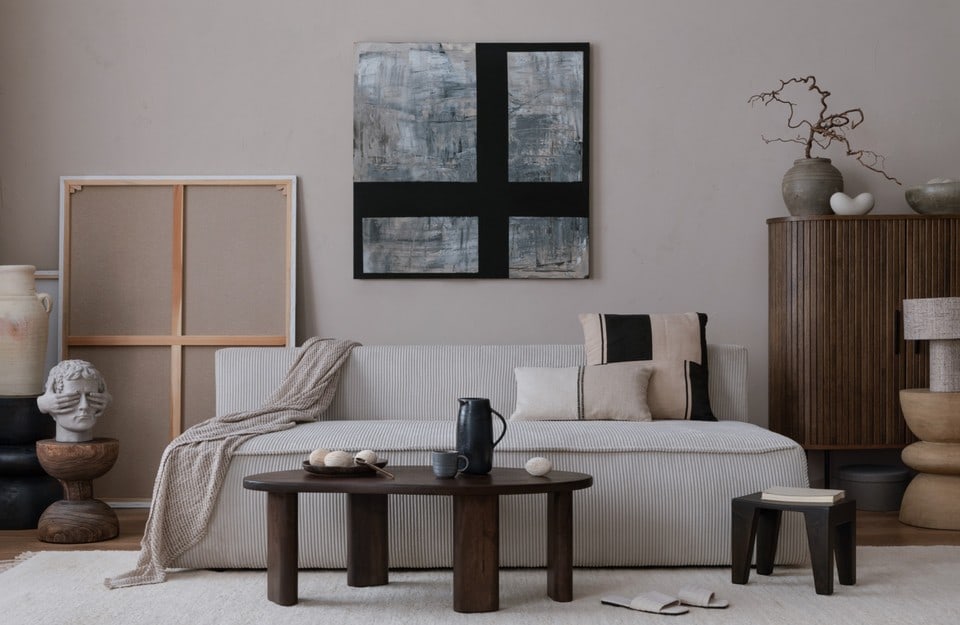 Soggiorno minimal con arte astratta e palette neutra, stile gallery contemporaneo