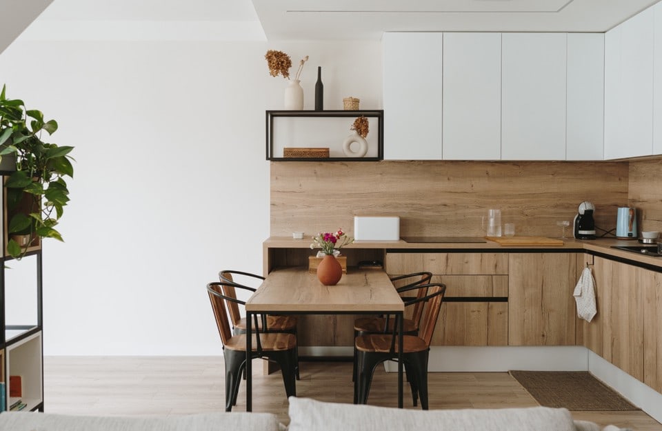 Cucina moderna con legno chiaro e pensili bianchi, stile scandinavo contemporaneo