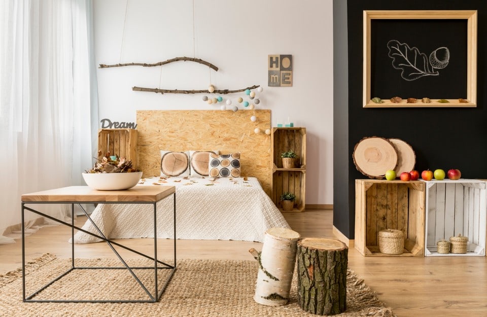 Camera DIY con testiera in OSB e cassette in legno, arredamento creativo e sostenibile