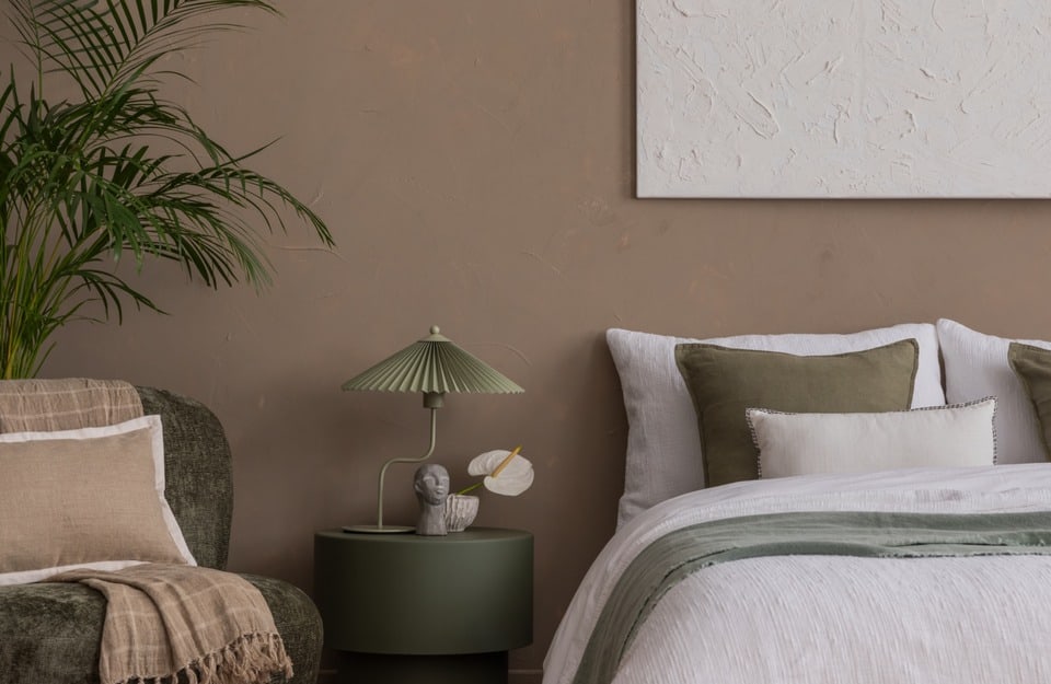 Palette Japandi 2.0 con toni caldi e accenti verde oliva