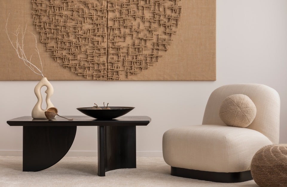 Angolo living Japandi 2.0 con poltrona avorio e tavolino nero opaco