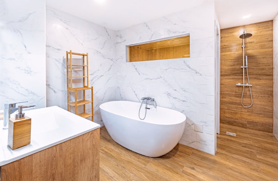 Bagno con superfici effetto legno nella zona doccia