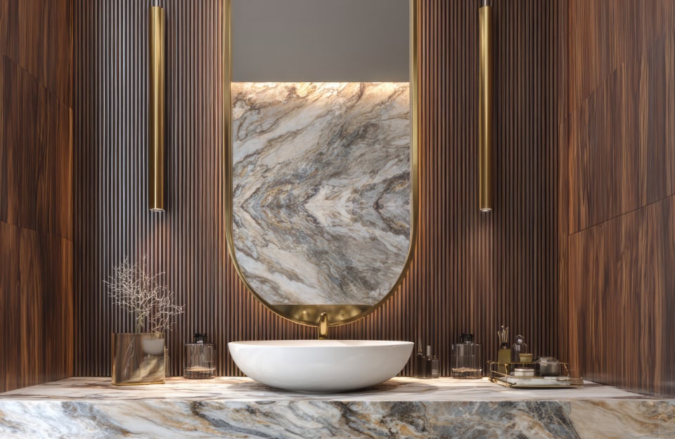 Mobile lavabo con rivestimento in legno scuro e piano in marmo