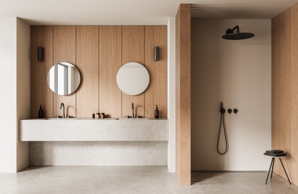 Bagno contemporaneo con rivestimenti in legno e doppio lavabo