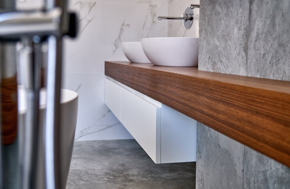 Dettaglio del bordo di un piano lavabo in legno
