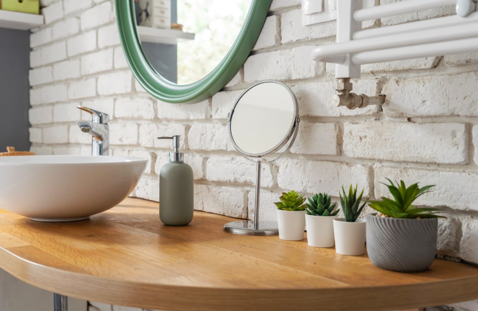 Piano lavabo in legno con lavabo da appoggio