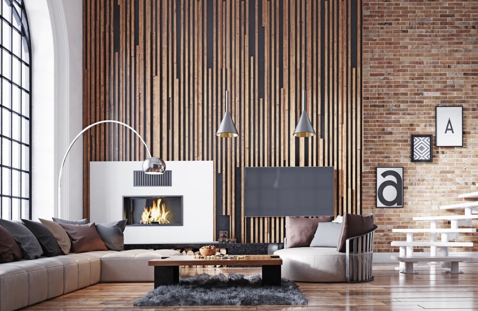 Living moderno con parete a listelli in legno, camino e parquet