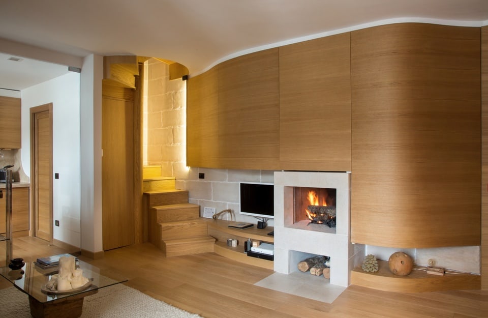 Parete attrezzata in legno con camino integrato in soggiorno contemporaneo